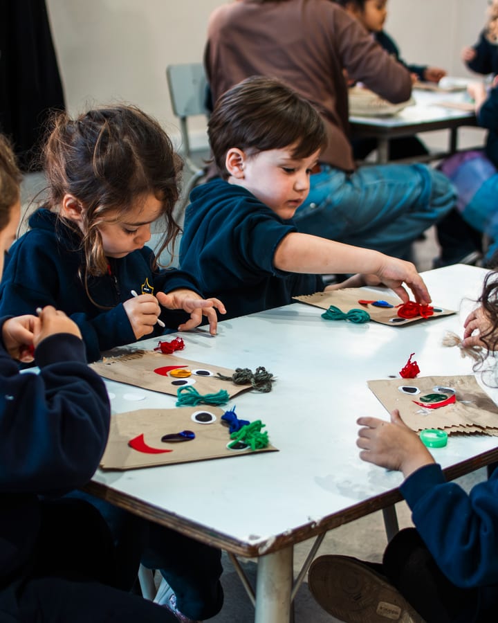 Alumnos del nivel inicial trabajando en el aula